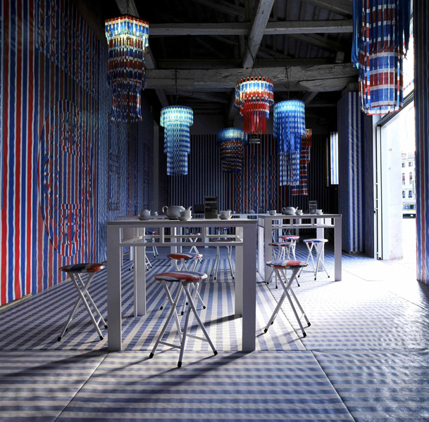 Redwhiteblue / Tea and Chat / Venice / Italy / 2005